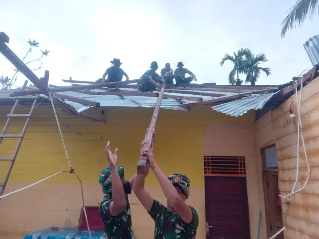 Prajurit TNI Yonif TP-857/Gana Gajahsora bersama warga Desa Mane, Kecamatan Mane, Pidie, pada Sabtu, 20 Juli 2025, memperbaiki kerusakan rumah warga akibat terjangan angin kencang. (Foto: Ist)