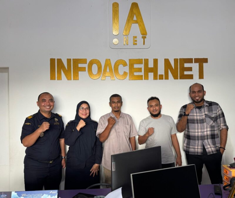 Kepala Bidang Fasilitas Bea dan Cukai Kanwil DJBC Aceh, Leni Rahmasari bersama Kepala Seksi Bimbingan Kepatuhan dan Humas, Muparrih saat berkunjung ke kantor redaksi media INFOACEH.NET di Jalan Prof Ali Hasjmy, Lamteh, Banda Aceh, Selasa (22/7). (Foto: Ist)