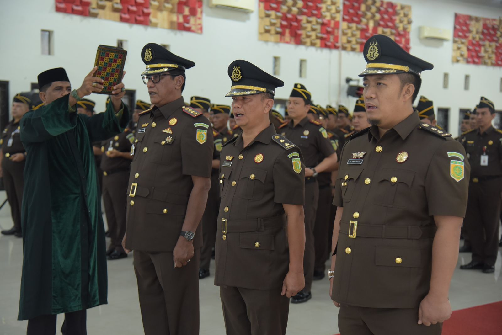 Kajati Aceh Yudi Triadi SH MH melantik Kajari Aceh Barat, Kabag TU dan Koordinator pada Kejati Aceh di aula Kejati setempat, Rabu (23/7). (Foto: Infoaceh.net/Muhammad Saman)