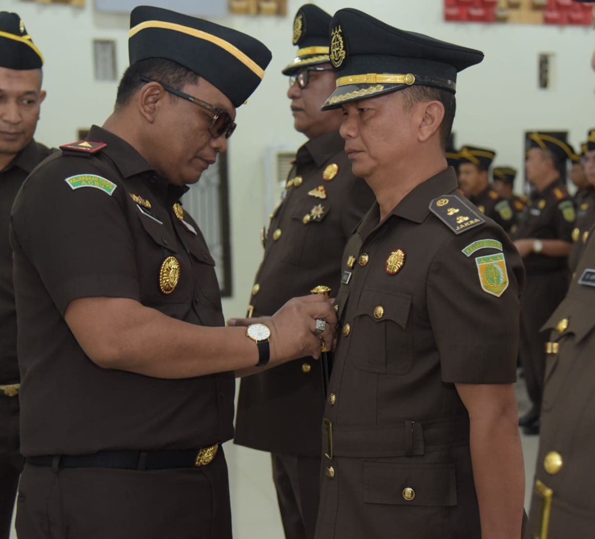 Kardono SH MH resmi menjabat sebagai Kabag TU Kejati Aceh setelah dilantik oleh Kajati Aceh, Yudi Triadi SH MH, dalam upacara pelantikan pejabat eselon III di aula Kejati Aceh, Rabu (23/7). (Foto: Dok. Infoaceh.net)