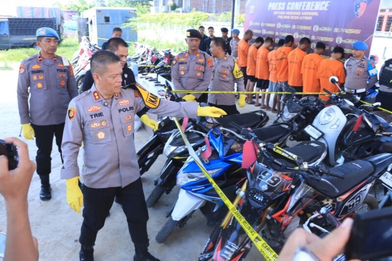 Kapolres Aceh Utara AKBP Trie Aprianto memperlihatkan barang bukti kasus curanmor dalam konferensi pers di Mapolres, Kamis (24/7). (Foto: For Infoaceh.net)