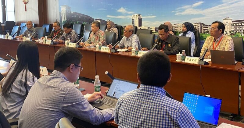 Delegasi USK saat menggelar pertemuan dengan para alumni USK yang kini menempuh studi program magister di GDOU, Tiongkok. (Foto: Humas USK)