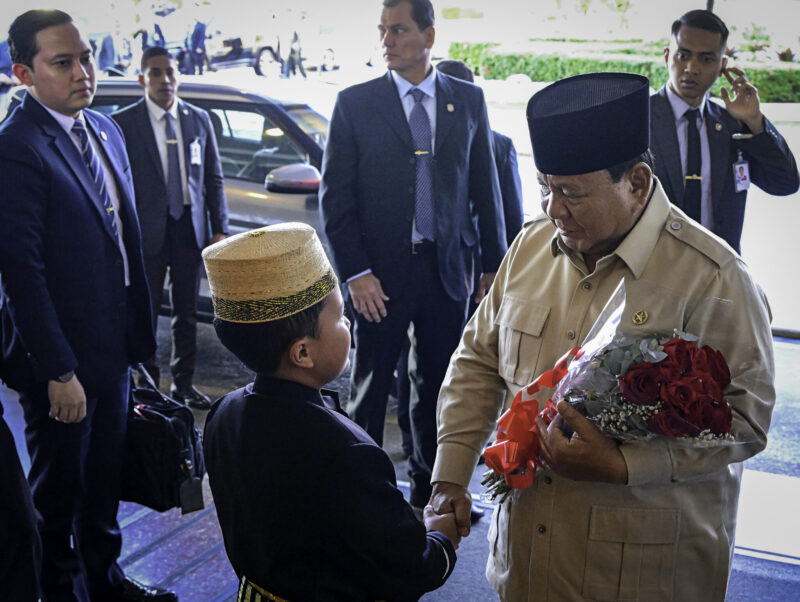 Suasana hangat penuh keakraban mewarnai penyambutan Presiden Republik Indonesia Prabowo Subianto saat tiba di salah satu hotel di Rio de Janeiro, Brasil, pada Sabtu, 5 Juli 2025. (Foto: BPMI Setpres)