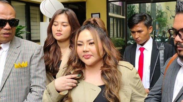 Lisa Mariana saat menghadiri pemeriksaan di Polda Jabar terkait kasus video dewasa yang menyeret namanya, Senin (29/7/2025). Foto: Instagram/@lisamarianaaa