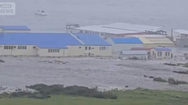 Gelombang tsunami setinggi empat meter menerjang wilayah pesisir Semenanjung Kamchatka, Rusia, pasca gempa Magnitudo 8,7. (Foto: Tangkapan layar media sosial)