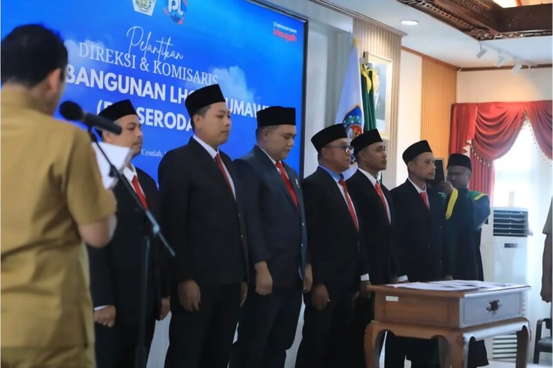 Wali Kota Lhokseumawe Sayuti Abubakar, melantik Direksi dan Dewan Komisaris PT Pembangunan Lhokseumawe (PTPL) di aula Kantor Wali Kota, Senin (30/6). (Foto: Ist)