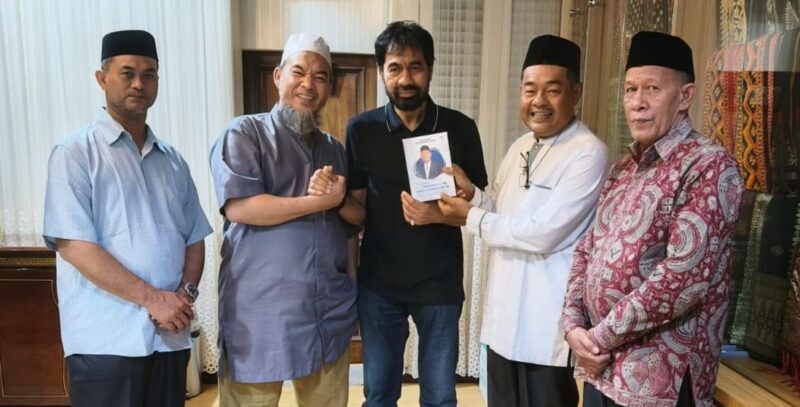 Gubernur Aceh Muzakir Manaf atau Mualem saat menerima ulama dan pendakwah internasional, Ustadz Ansufri Idrus Sambo, yang dikenal sebagai guru ngaji Presiden Prabowo, Senin malam (30/6). (Foto: Ist)
