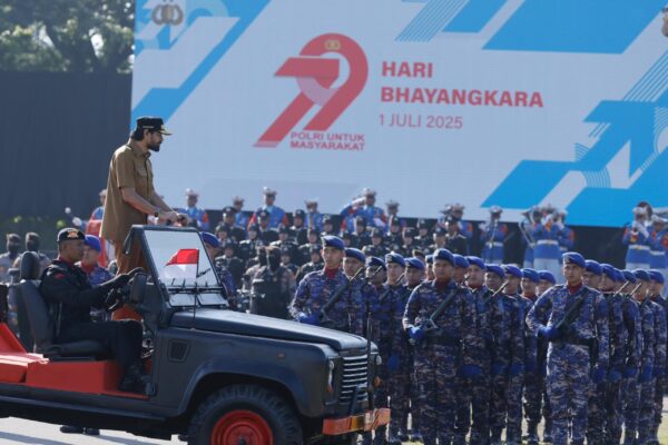 Gubernur Aceh Muzakir Manaf atau Mualem menjadi inspektur upacara Hari Bhayangkara ke-79 di Lapangan Blang Padang Banda Aceh, Selasa, 1 Juli 2025. (Foto: For Infoaceh.net)