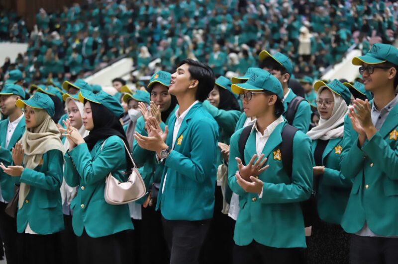 Para mahasiswa mengikuti acara pelepasan KKN Reguler XXVII dan KKN Tematik Literasi USK di Gedung AAC Dayan Dawood Darussalam, Banda Aceh, Selasa (1/7/2025). (Foto: Ist)