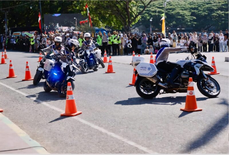 Atraksi yang ditampilkan dalam rangka Hari Bhayangkara ke-79 di Lapangan Blang Padang Banda Aceh, Selasa (1/7). (Foto: Ist)