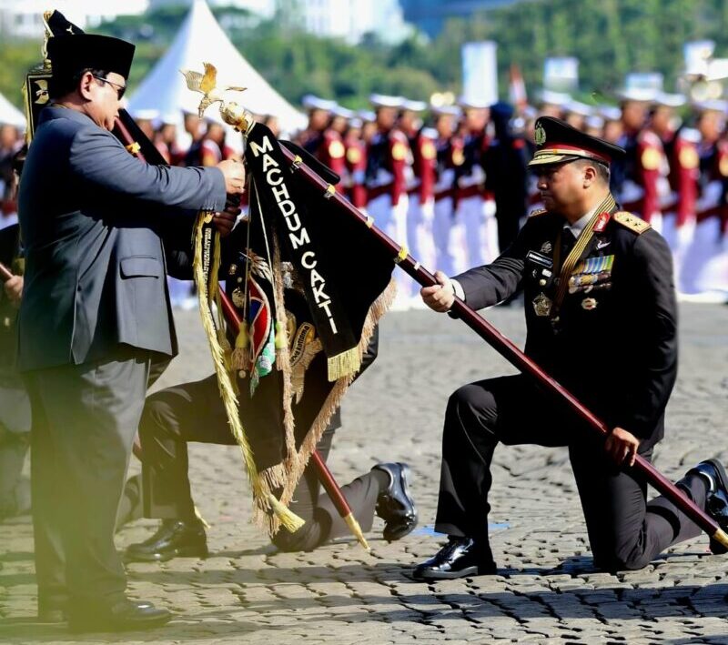 Polda Aceh meraih tanda kehormatan Nugraha Sakanti dari Presiden RI, Prabowo Subianto, yang diterima langsung oleh Kapolda Aceh, Irjen Pol Achmad Kartiko, pada upacara Hari Bhayangkara ke-79 di Silang Monas, Jakarta, Selasa (1/7). (Foto: Ist)