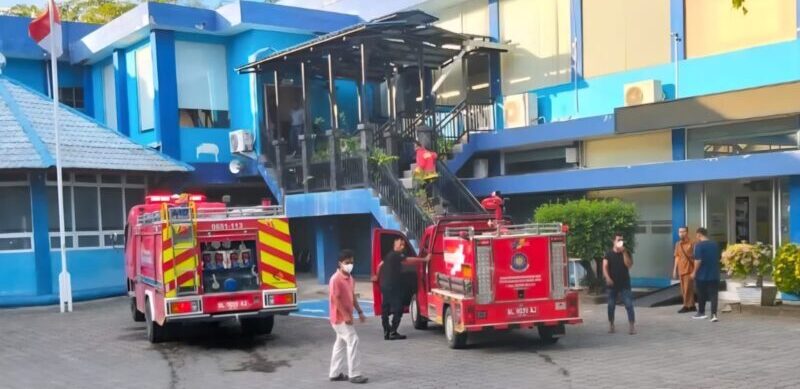 Petugas Damkar memadamkan kebakaran di ruang tunggu studio Kantor Diskominsa Aceh pada Selasa sore 1 Juli 2025, pukul 17.15 WIB. (Foto: Ist)