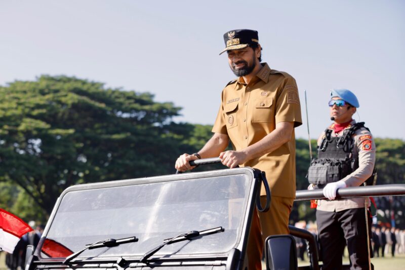 Gubernur Aceh Muzakir Manaf alias Mualem saat memimpin upacara peringatan HUT Bhayangkara ke-97 di Lapangan Blang Padang, Banda Aceh, Selasa (1/7/2025). (Foto: Ist)