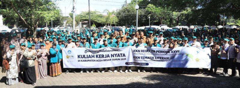 Mahasiswa KKN Reguler XXVII dan KKN Tematik Literasi USK mengikuti acara serah terima di pelataran Kantor Dekranasda Aceh Besar, (1/7). (Foto: Ist)