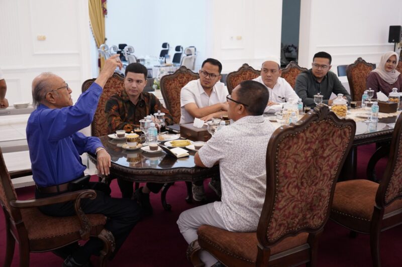 Wali Nanggroe Aceh Malik Mahmud Al Haytar menerima kunjungan jajaran PT PEMA pada Rabu, 2 Juli 2025, di Meuligoe Wali Nanggroe. (Foto: For Infoaceh.net)