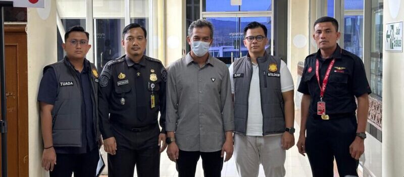 Imigrasi Banda Aceh mendeportasi seorang WNA asal Malaysia berinisial MK pada Rabu (2/7) melalui Bandara Internasional Sultan Iskandar Muda (SIM) Blang Bintang, Aceh Besar. (Foto: Dok. Imigrasi Banda Aceh)