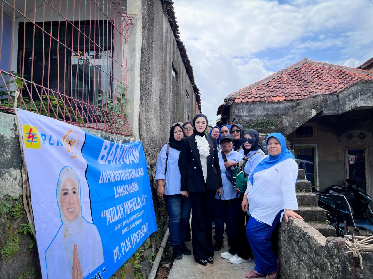 Warga Kecamatan Malangbong, Kabupaten Garut, Jawa Barat bersama Raden Terry Tantri Wulansari Anggota DPR RI Fraksi Gerindra.