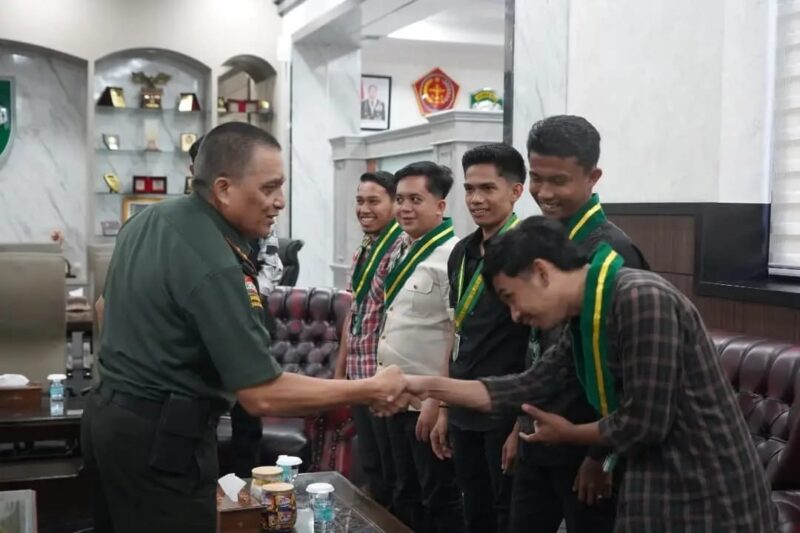 Pangdam IM Mayjen TNI Niko Fahrizal menerima audiensi PW Serikat Mahasiswa Muslimin Indonesia (SEMMI) Aceh di ruang kerjanya, Makodam IM. (Foto: Pendam IM)