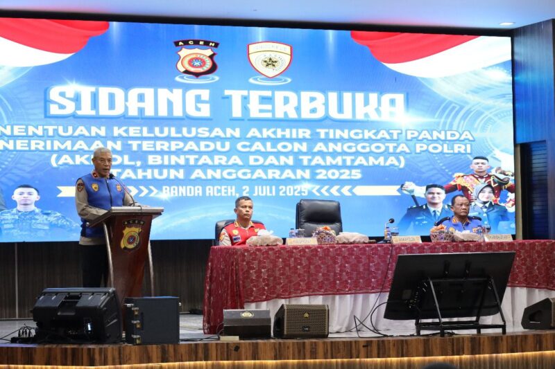 Wakapolda Aceh Brigjen Pol Ari Wahyu Widodo memimpin sidang terbuka kelulusan 169 calon taruna Akademi Kepolisian (Akpol), Bintara dan Tamtama tahun 2025, di aula Presisi Polda Aceh, Rabu, 2 Juli 2025. (Foto: Ist)
