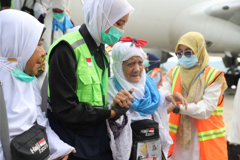 Jamaah haji asal Aceh yang tergabung dalam Kloter 06 kembali mendarat di Bandara Internasional Sultan Iskandar Muda Blang Bintang, Aceh Besar, Kamis pagi, 3 Juli 2025. (Foto: Ist)