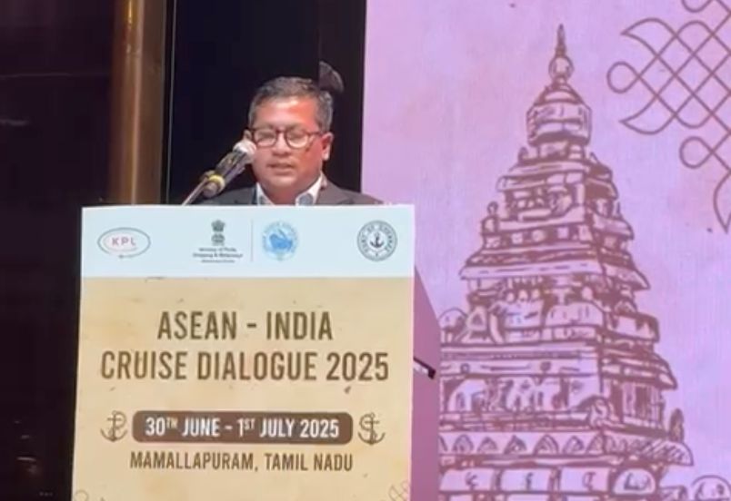 Kepala BPKS Iskandar Zulkarnaen menyampaikan sambutan di atas kapal pesiar Cordelia Cruises di Pelabuhan Chennai, India. (Foto: Ist)