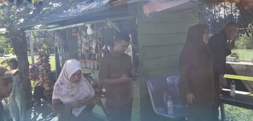 Camat Lueng Bata, Sukmawati melakukan sosialisasi pembongkaran bangunan liar di tanggul krueng Aceh di kawasan Gampong Lamseupeung, Banda Aceh. (Foto: Ist)