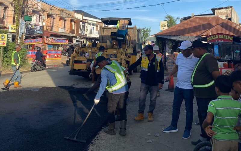 Petugas melakukan pengaspalan jalan di kawasan Ulee Kareng-Pasar Lam Ateuk,Kamis (3/6/2025)