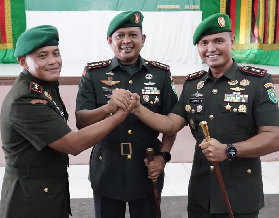 Danrem 011/Lilawangsa Kolonel Inf Ali Imran memimpin sertijab Dandim 0103/Aceh Utara dan Dandim 0111/Bireuen di Gedung KNPI Korem 011/Lilawangsa, Kecamatan Banda Sakti, Lhokseumawe, Kamis (3/7). (Foto: Dok. Penrem 011/Lilawangsa)