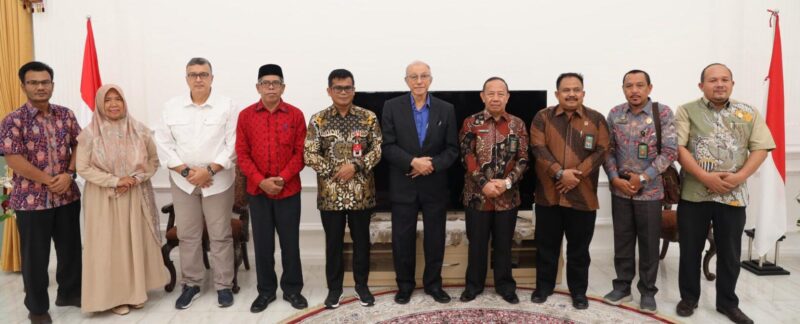 Wali Nanggroe Aceh Malik Mahmud Al Haythar menerima kunjungan Dr Zulkifli Yus MH, Ketua Mahkamah Syariah Aceh yang baru, bersama tiga hakim tinggi di Meuligoe Wali Nanggroe, Kamis, 3 Juli 2025. (Foto: Ist)