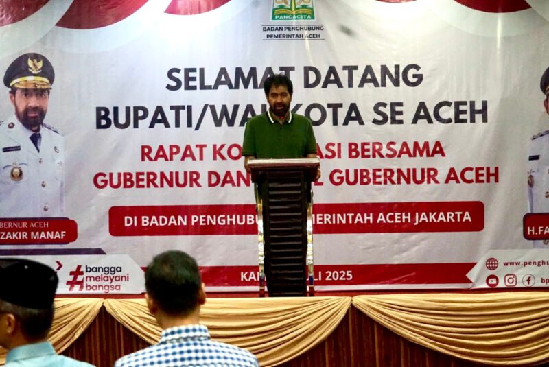 Gubernur Aceh, H. Muzakir Manaf, melakukan pertemuan bersama Anggota DPR RI dan DPD RI asal Aceh serta bupati dan wali kota se-Aceh di Kantor Badan Penghubung Pemerintah Aceh, Jakarta, Kamis 3/7, malam.