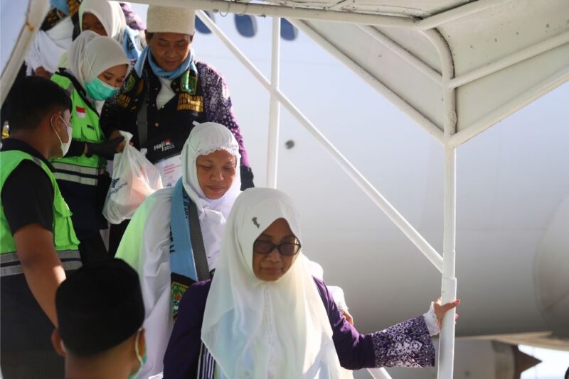 Jemaah Haji Aceh yang tergabung dalam kloter 07 tiba di Bandara Sultan Iskandar Muda, Blang Bintang, Aceh Besar, Jum'at (4/7). (Foto: ist)