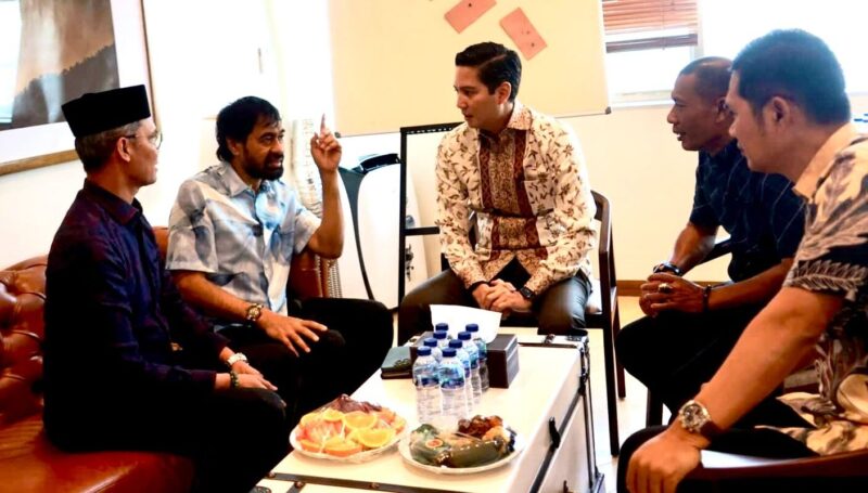 Gubernur Aceh Muzakir Manaf didampingi Plt Sekda Aceh M Nasir dan Ketua DPRA Aceh Zulfadli, bertemu dengan Ketua Fraksi Gerindra DPR RI, Budisatrio Djiwandono dan Anggota DPR RI asal Aceh TA Khalid, di ruang Fraksi Partai Gerindra, Lantai 17, Gedung Nusantara 1, DPR RI, Jakarta, Jum'at, 4 Juli 2025. Foto: (Ist)