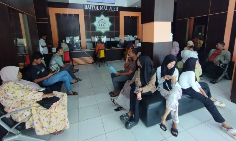 Masyarakat menyerahkan berkas permohonan bantuan di Kantor Baitul Mal Aceh (BMA), Jum'at (4/7). Hingga semester I tahun 2025, BMA menyalurkan dana zakat Rp19,647 miliar kepada 11.824 mustahik se-Aceh
