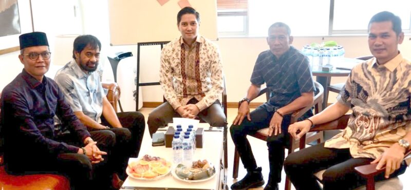 Ketua DPRA Zulfadhli tampak mendampingi Gubernur Aceh Muzakir Manaf atau Mualem pada pertemuan dengan Fraksi Gerindra DPR RI di Jakarta, Jum'at (4/7/2025). (Foto: Ist)