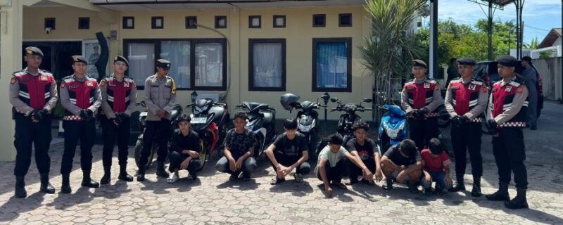 Polsek Banda Raya bersama Unit Patroli Presisi Ditsamapta Polda Aceh mengamankan 7 remaja terlibat balap liar saat shalat Jum'at di belakang Stadion Harapan Bangsa Lhong Raya, Banda Aceh, Jum'at (4/7). (Foto: Ist)