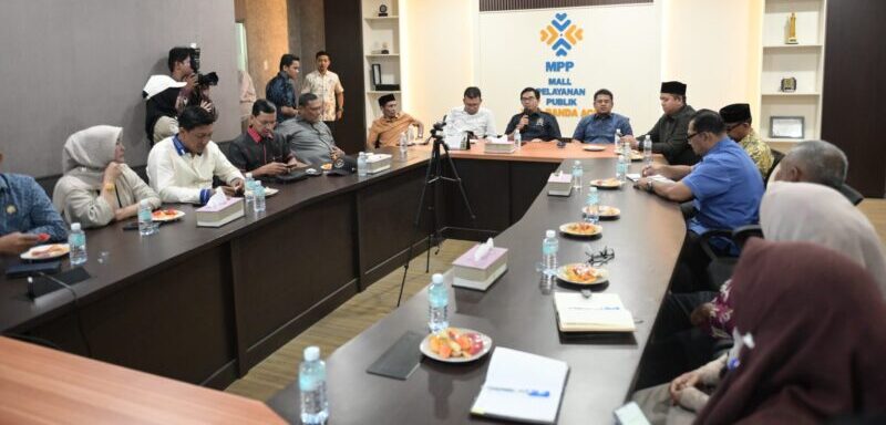 Banggar DPRK Banda Aceh meninjau DPMPTSP atau Mal Pelayanan Publik (MPP) Banda Aceh yang berlokasi di lantai III Pasar Aceh, Kamis (3/7). (Foto: Ist)