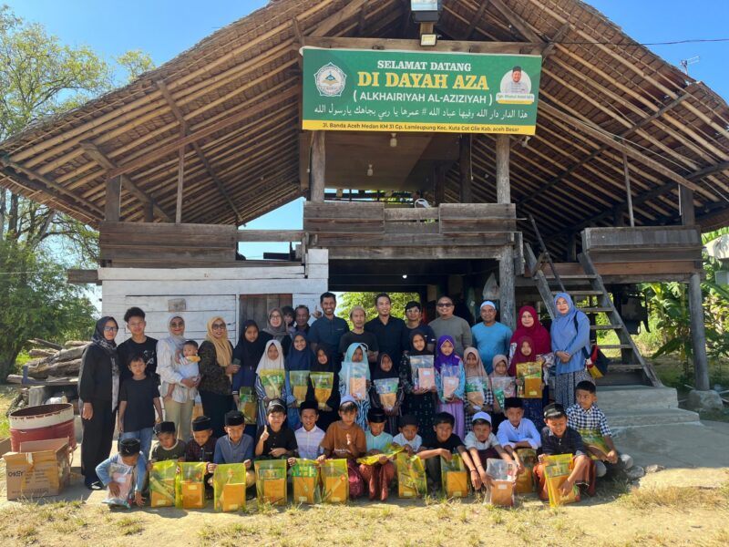 Komunitas sosial 'Ayo Kita Berbagi' menyalurkan bantuan alat tulis di Dayah Al Khairiyah Al-Aziziyah (Dayah Aza), Gampong Lam Leupung, Kecamatan Kuta Cot Glie. (Foto: Ist)