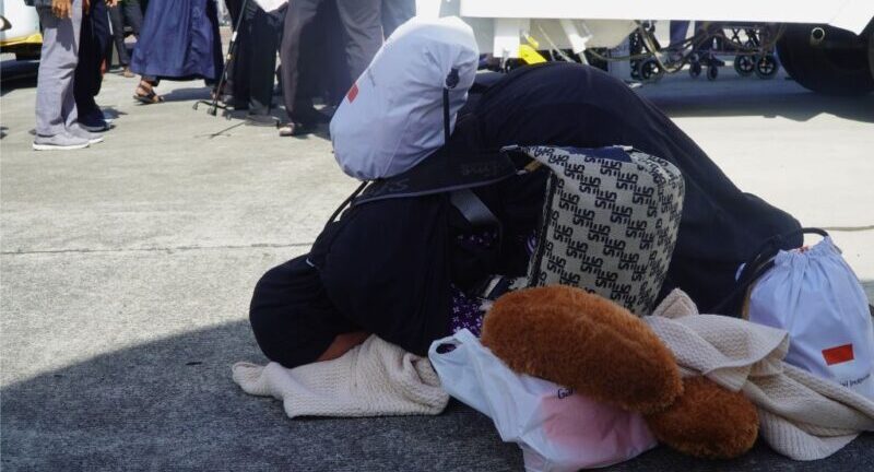 Jamaah haji Aceh kloter 09 melakukan sujud syukur setelah mendarat di Bandara Sultan Iskandar Muda, Ahad (6/7). (Foto: Ist)