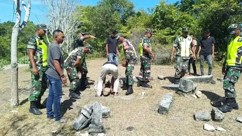 Personel TNI dari Koramil Muara Tiga Kodim 0102/Pidie membersihkan makam kuno Raja Nagari Bihari, Gampong Tuha Biheu, Kecamatan Muara Tiga, Pidie. (Foto: Ist)