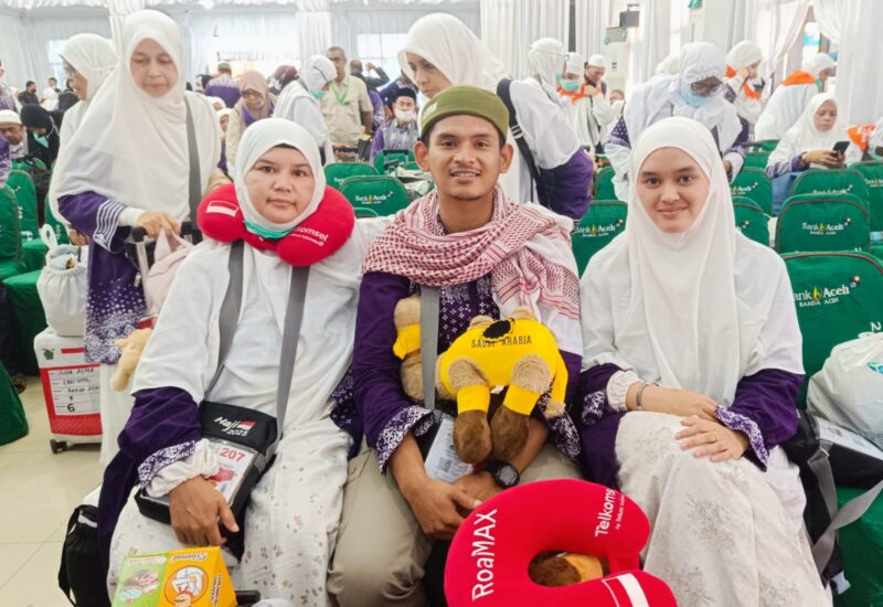 Kakak-beradik asal Pidie Al Afdhalul Muktabarullah (24) dan Munadhilatul Asyi (21) yang baru saja pulang dari Tanah Suci merasakan nikmatnya berhaji di usia muda. (Foto: Ist)