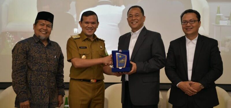 Wakil Gubernur Aceh, Fadhlullah menghadiri Duek Pakat Nasional Tata Kelola Dapur Makan Bergizi Gratis (MBG) di Balai Sidang Fakultas Ekonomi dan Bisnis USK, Senin (7/7/2025). (Foto: Ist)
