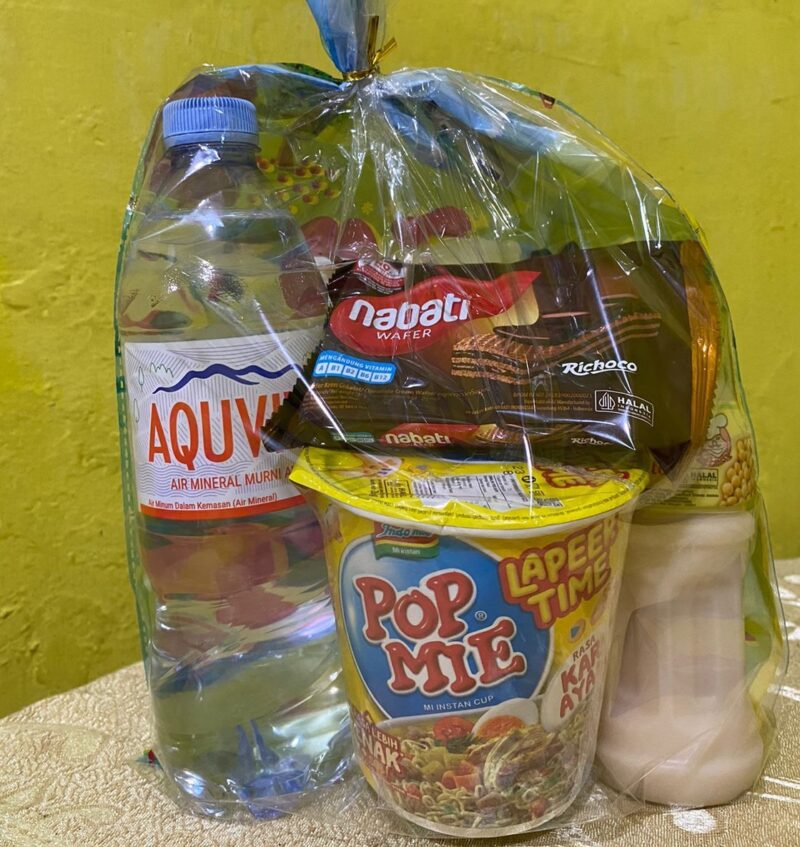 Pihak manajemen RSUD Sabang masih tetap membagikan paket makanan ringan (snack) kepada tenaga medis yang bertugas malam. (Foto: Ist)
