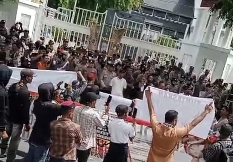 Seratusan massa dari gerakan Rakyat Aceh Menggugat menggelar aksi unjuk rasa di depan Kantor Gubernur Aceh, Senin (7/7). (Foto: Ist)