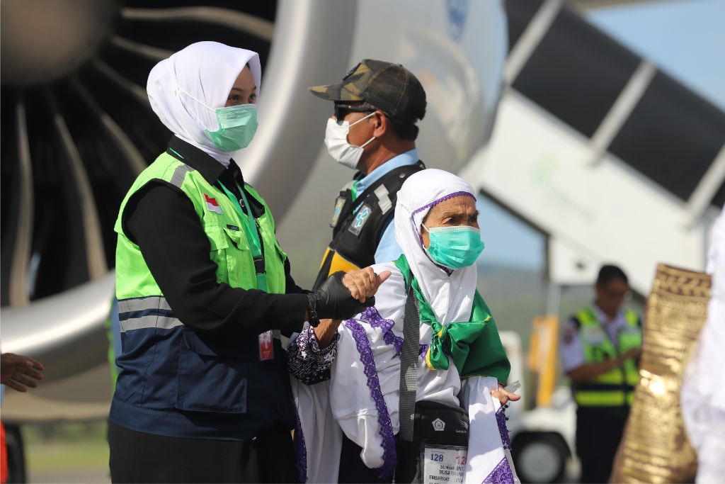 Jamaah haji Aceh kloter 10 tiba di Bandara Internasional Sultan Iskandar Muda Blang Bintang, Senin (7/7). (Foto: Ist)