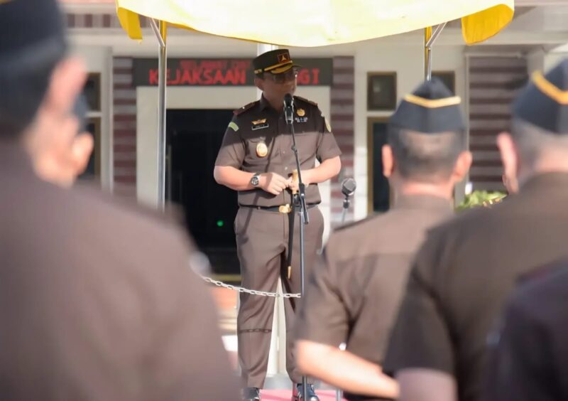 Kajati Aceh Yudi Triadi SH MH memimpin apel pagi di halaman Kantor Kejati Aceh, Senin (7/7/2025). (Foto: Ist)
