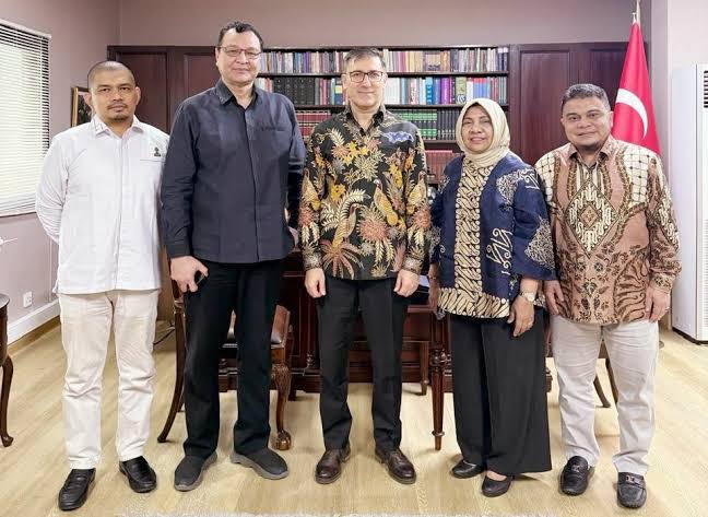 Tim Khusus Pemerintah Aceh untuk Relasi Internasional dan Bisnis menggelar pertemuan penting dengan Duta Besar Turkiye untuk Indonesia, Prof Dr Talip Küçükcan, di Kedutaan Besar Turkiye, Jakarta, Senin, 7 Juli 2025. (Foto: Ist)