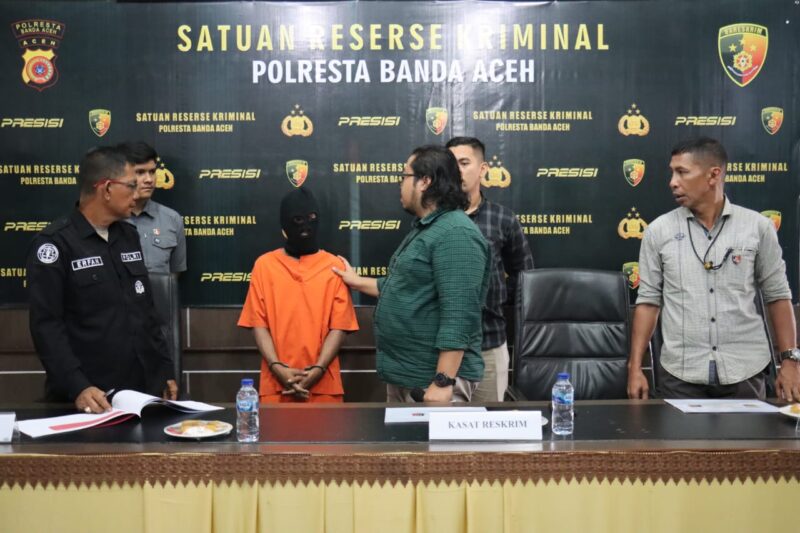 Personel Unit PPA Satreskrim Polresta Banda Aceh menangkap MS alias Cut Lem (37), pemerkosa anak di bawah umur. (Foto: Dok. Polresta Banda Aceh)