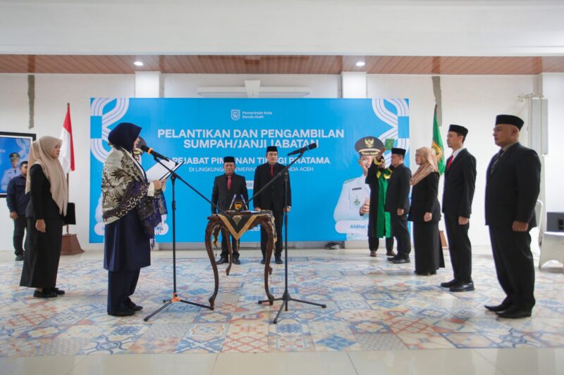 Wali Kota Banda Aceh Illiza Sa'aduddin Djamal melantik empat Pejabat Eselon II Pemko Banda Aceh, Selasa, 8 Juli 2025 di pendopo. (Foto: For Infoaceh.net)