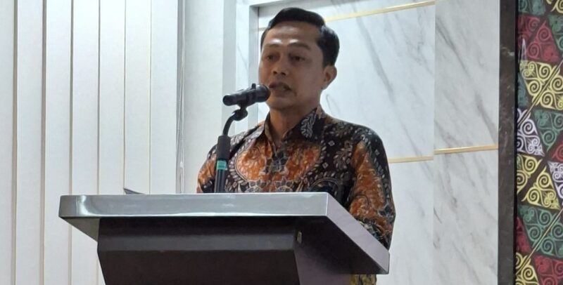 Kepala OJK Aceh, Daddi Peryoga, saat membuka sosialisasi Waspada Aktivitas Keuangan Ilegal dan Money Game kepada media di Provinsi Aceh, yang digelar di kantor OJK Aceh, Selasa sore (8/7). (Foto: Dok. Infoaceh.net)