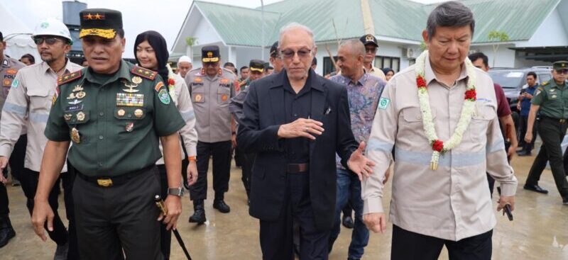 Wali Nanggroe Aceh Malik Mahmud Al Haythar menghadiri peresmian pabrik karet remah PT Potensi Bumi Sakti di Desa Glee Siblah, Kecamatan Woyla, Aceh Barat, Selasa, 8 Juli 2025. (Foto: Ist)